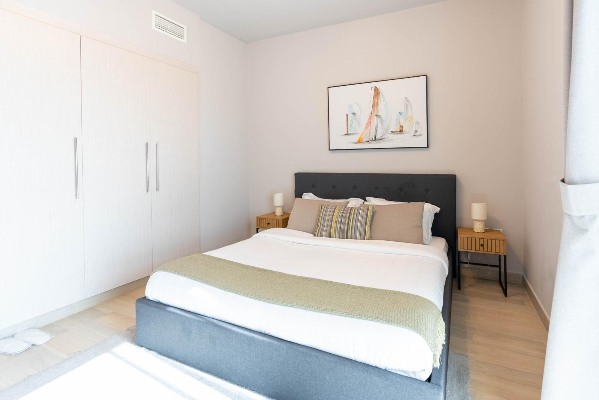 F1 Dreamstay 1bhk Gym Pool Apartment